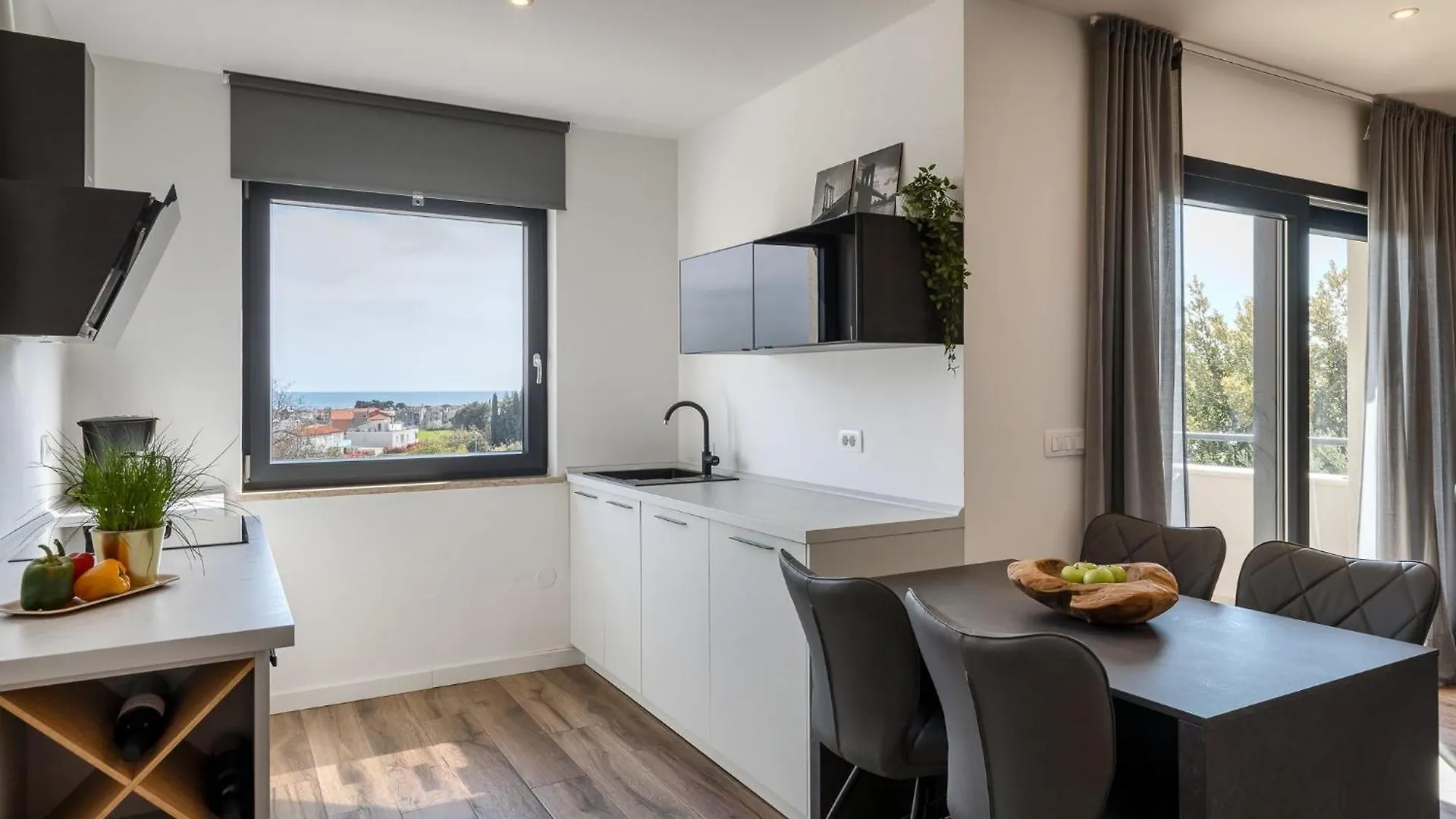 Apartment Charmante Ferienwohnung Mit Balkon Karpinjan