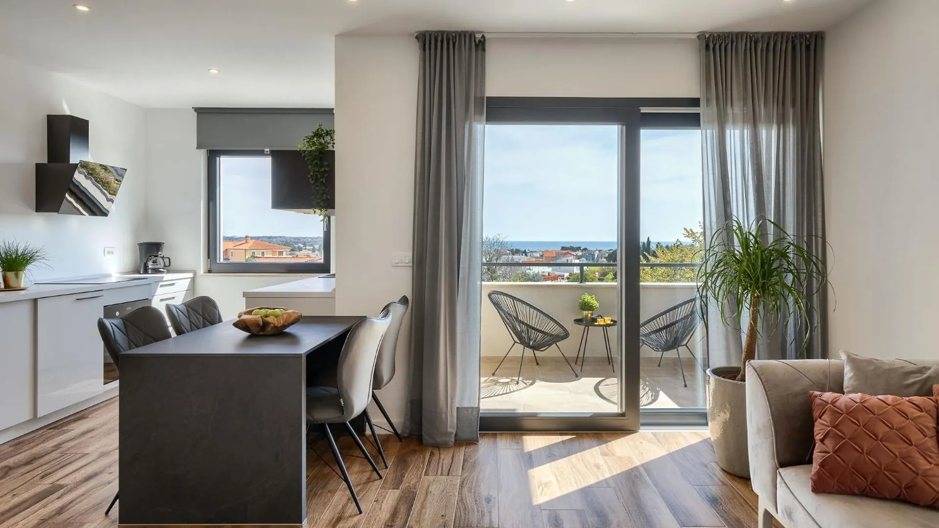 Charmante Ferienwohnung Mit Balkon Karpinjan Apartment